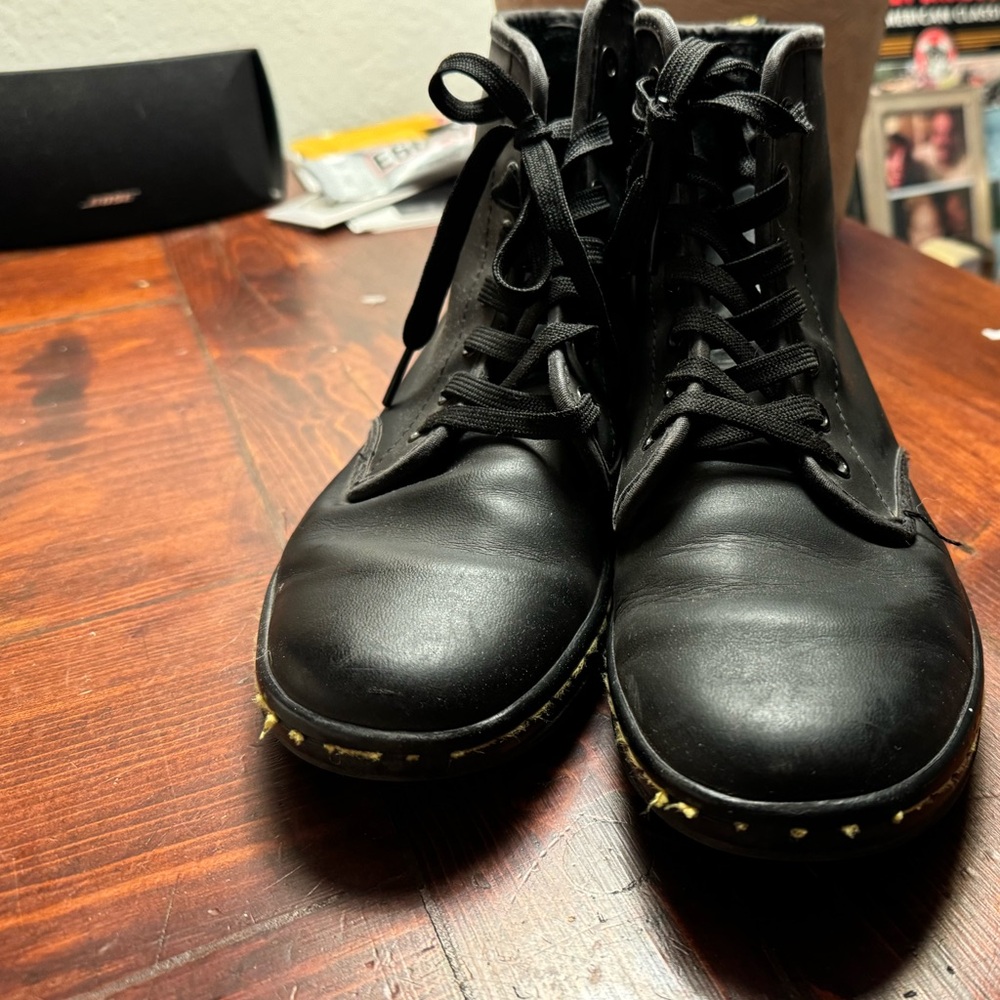 Dr. Martens shoreditch size 37. Timeless shoes with many more miles!